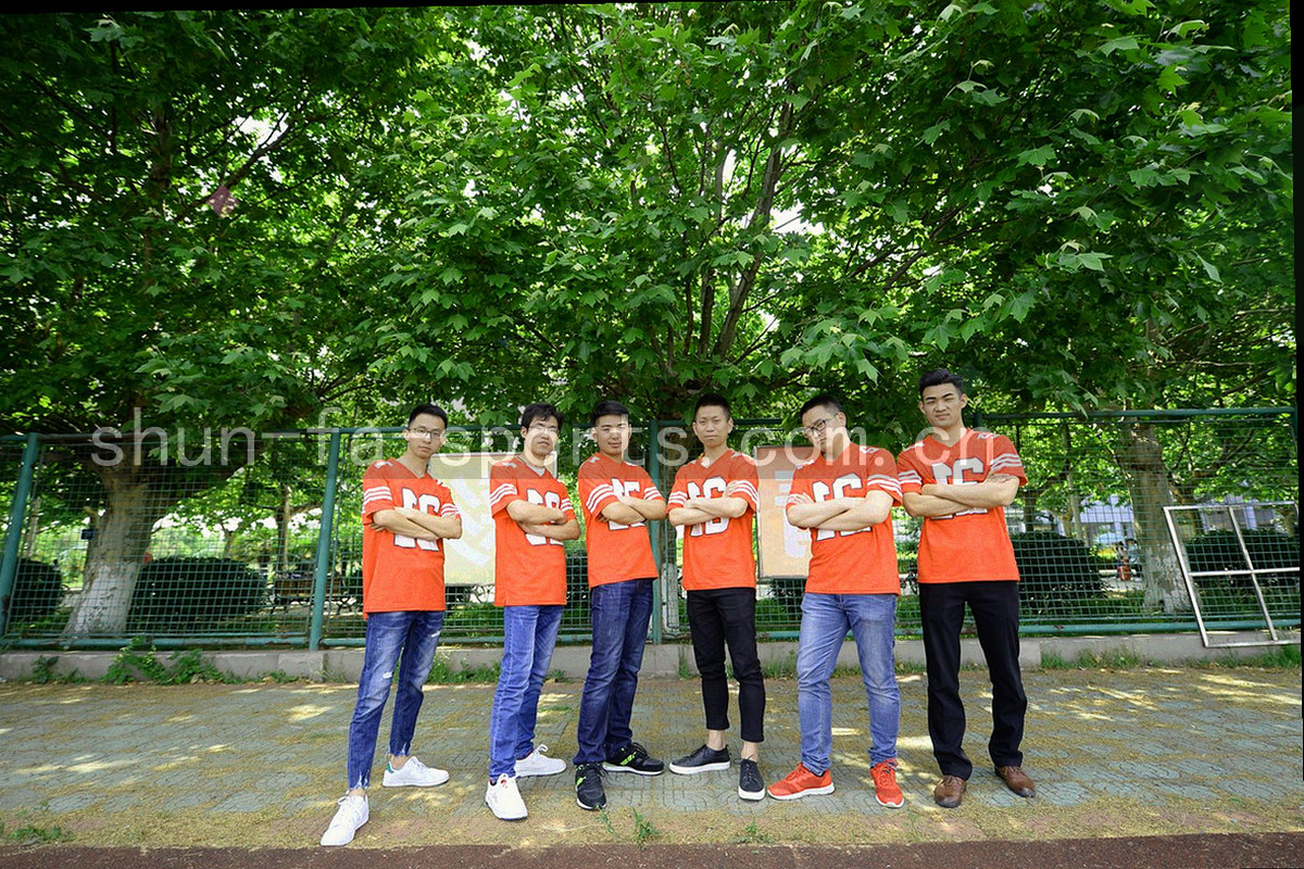 手机、平板与桌面浏览器窗口并排展示同一赛事信息布局